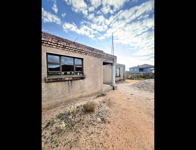 4 BEDROOM FREESTANDING FOR SALE IN AERORAND SOUTH